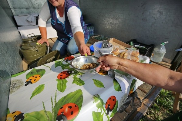 Водитель самого крутого комбайна в Беларуси: «За 1 000 рублей в поле точно бы не работал!» Водитель самого крутого комбайна в Беларуси: «За 1 000 рублей в поле точно бы не работал!»