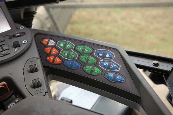 Водитель самого крутого комбайна в Беларуси: «За 1 000 рублей в поле точно бы не работал!» Водитель самого крутого комбайна в Беларуси: «За 1 000 рублей в поле точно бы не работал!»