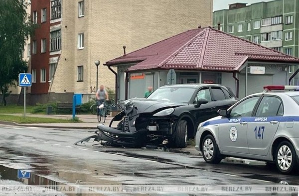 Житель Березовского района на арендованном Porsche Cayenne снес столб и знак