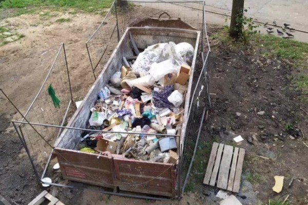 «Из окна летели кастрюли и одежда». Минчане устроили «мусоропад» не в тот контейнер, теперь им грозит штраф до 20 базовых «Из окна летели кастрюли и одежда». Минчане устроили «мусоропад» не в тот контейнер, теперь им грозит штраф до 20 базовых