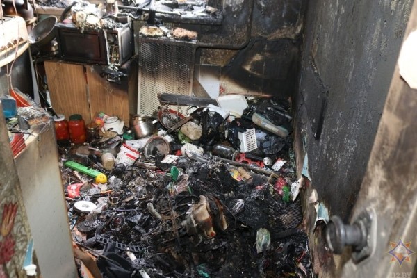 На пожаре в Гродно погиб ребенок, работники МЧС спасли его мать На пожаре в Гродно погиб ребенок, работники МЧС спасли его мать