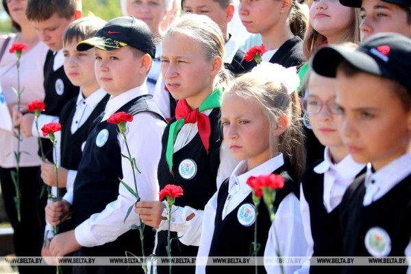 Жизнь достойна блокбастера. Под Пинском установили мемориальную доску борцу за воссоединение Беларуси