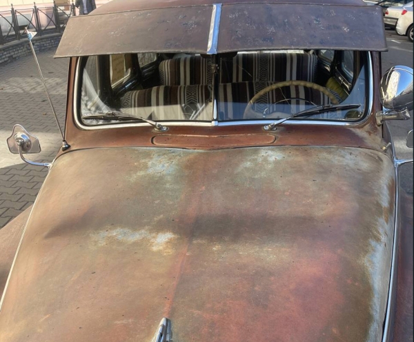 В Минске девушка ради фото посидела на капоте раритетного DeSoto 1948 года выпуска В Минске девушка ради фото посидела на капоте раритетного DeSoto 1948 года выпуска