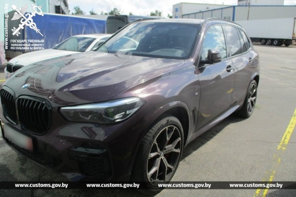 Семь недешевых авто пытались ввезти в Беларусь, занизив стоимость почти в два раза Семь недешевых авто пытались ввезти в Беларусь, занизив стоимость почти в два раза