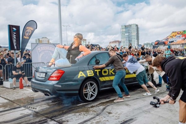 «Женщина-кошка» из Минска стала мемом. В автомобильных пабликах «пожар» «Женщина-кошка» из Минска стала мемом. В автомобильных пабликах «пожар»