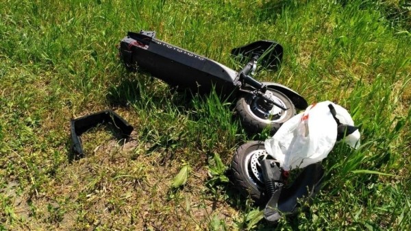 Белорус на электросамокате врезался в дерево Белорус на электросамокате врезался в дерево