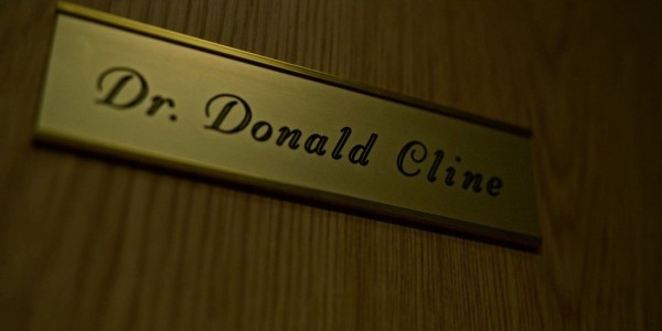 Врач годами подменял донорскую сперму своей — теперь у него больше 90 детей. История шокирующего эксперимента