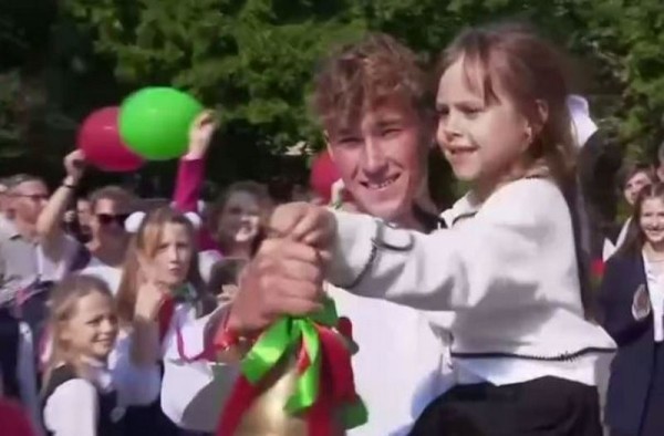 Посмотрели, как белорусские селебрити отвели своих детей в школу Посмотрели, как белорусские селебрити отвели своих детей в школу