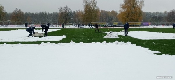 Стадион в Новополоцке перед матчем засыпало снегом — расчистить помогли болельщики Стадион в Новополоцке перед матчем засыпало снегом — расчистить помогли болельщики