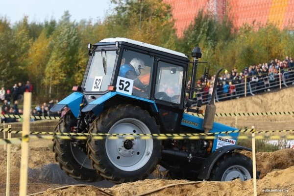 Такого вы еще не видели! Под Минском прошли гонки на тракторах