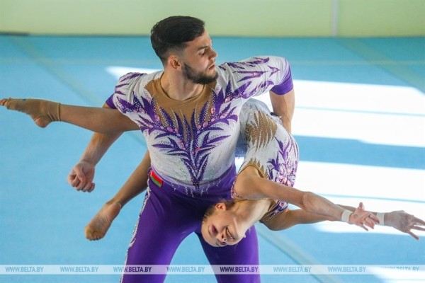 Более 100 спортсменов из Беларуси и России выступают на турнире по спортивной акробатике в Бресте