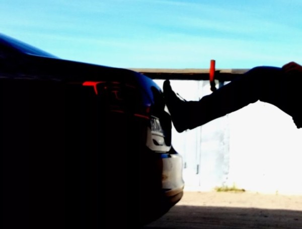 Не угодило такси – бросил камень в стекло и начал молотить по авто. Случай в Пинске