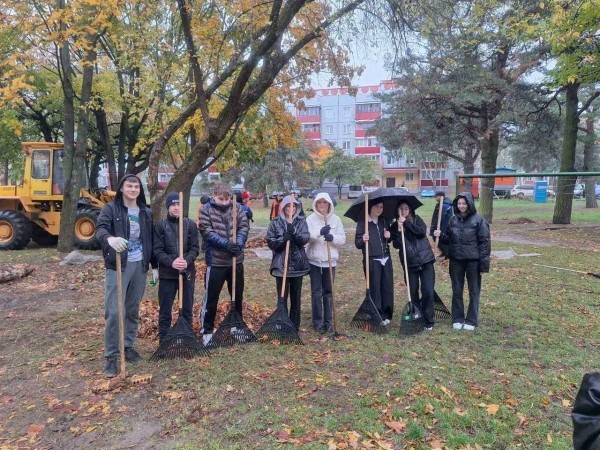 Участники «Марафона чистоты» навели порядок на Дубровке в Бресте