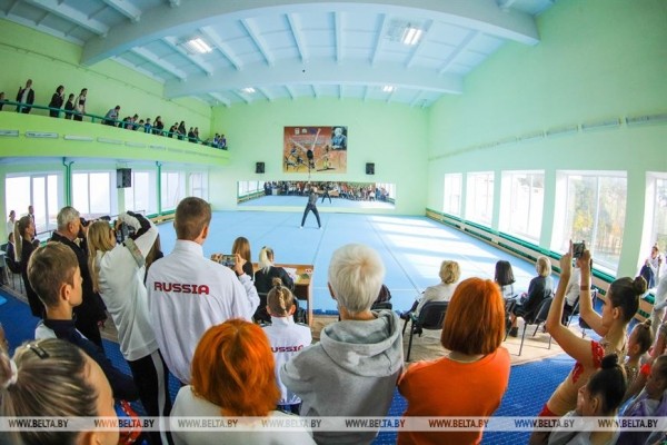 Более 100 спортсменов из Беларуси и России выступают на турнире по спортивной акробатике в Бресте