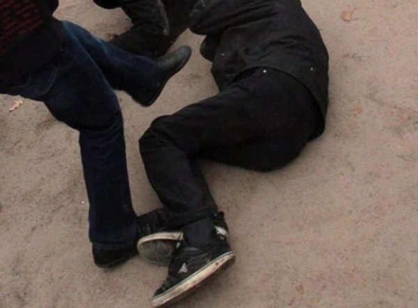 В Брестской области подозреваемыми в убийстве стали школьник и учащийся колледжа. Молодые люди зверски избили отца одного из приятелей В Брестской области подозреваемыми в убийстве стали школьник и учащийся колледжа. Молодые люди зверски избили отца одного из приятелей