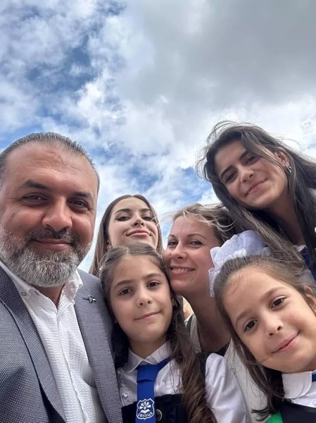 Семья белоруски и иранца: восемь дочерей и платья на каждую годовщину свадьбы Семья белоруски и иранца: восемь дочерей и платья на каждую годовщину свадьбы