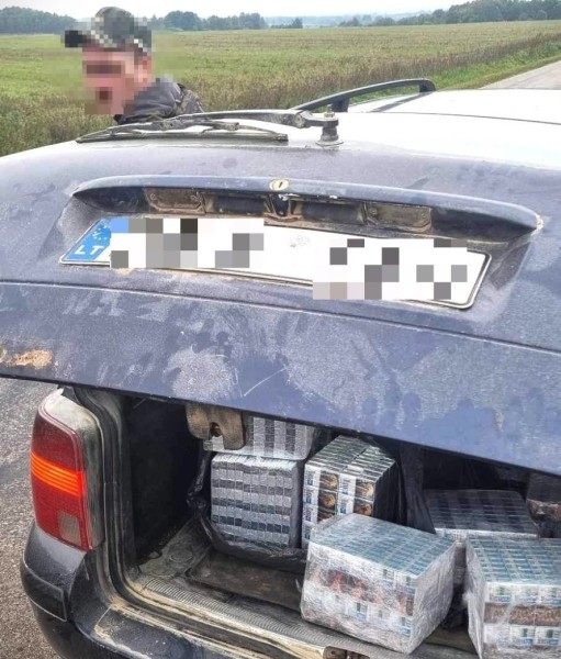 В багажнике авто было 1700 пачек контрабандных сигарет. Литовские пограничники задержали белоруса В багажнике авто было 1700 пачек контрабандных сигарет. Литовские пограничники задержали белоруса