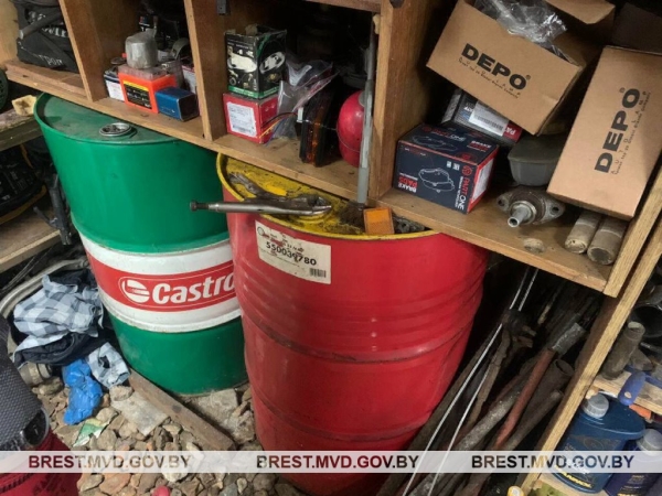 490 литров окрашенного дизельного топлива нашла милиция у жителя Брестской области
