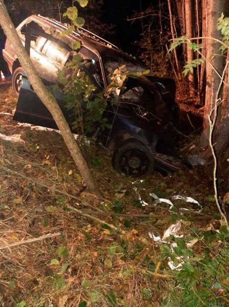 В Березовском районе машина съехала в кювет и врезалась в дерево В Березовском районе машина съехала в кювет и врезалась в дерево