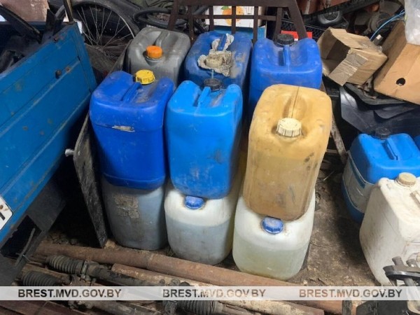 490 литров окрашенного дизельного топлива нашла милиция у жителя Брестской области