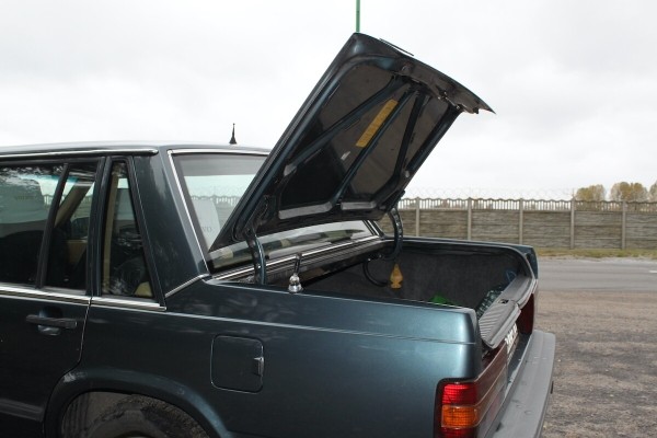 Настоящий «шведский чемодан»! На брестских улицах до сих пор ездит на неубиваемом Volvo 740 GL