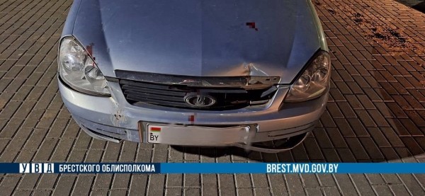 В Бресте пьяный водитель снес дорожный знак В Бресте пьяный водитель снес дорожный знак