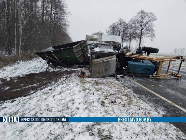 Брестчанин на фургоне врезался в трактор