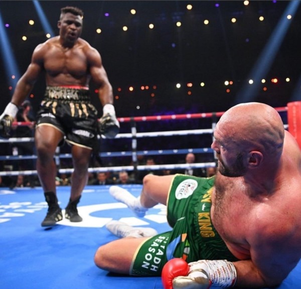 Боксер Тайсон Фьюри с трудом победил экс-чемпиона UFC Фрэнсиса Нганну Боксер Тайсон Фьюри с трудом победил экс-чемпиона UFC Фрэнсиса Нганну