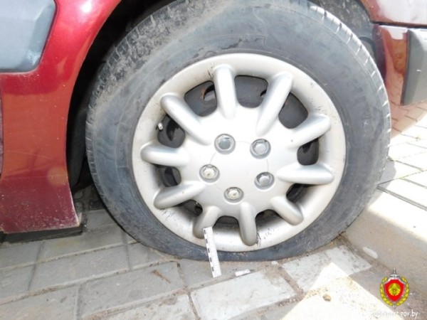 В Ляховичском районе женщина похитила автомобильные шины и установила их на свой автомобиль