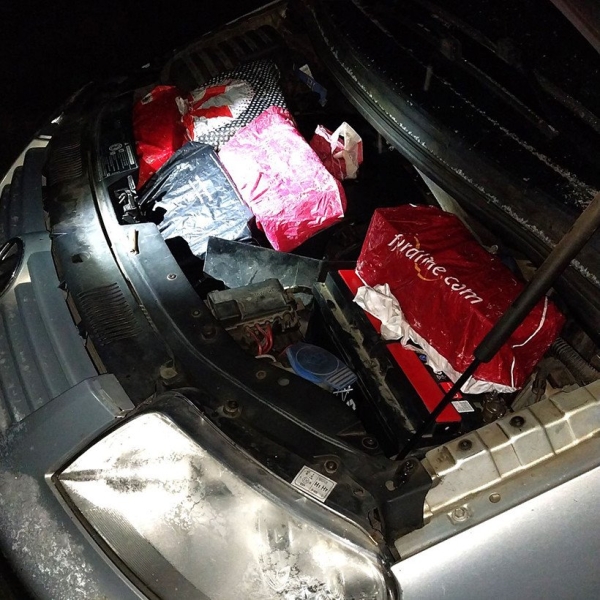 Литовец вез под капотом автомобиля белорусские сигареты. Не доехал