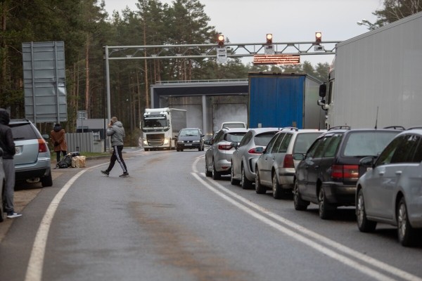 «Ругань здесь обычное дело!» Репортаж с белорусско-литовской границы, где очередь растянулась на неделю