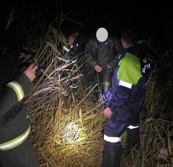 В Ляховичском районе работники МЧС спасли мужчину, который оказался в болотистой местности В Ляховичском районе работники МЧС спасли мужчину, который оказался в болотистой местности