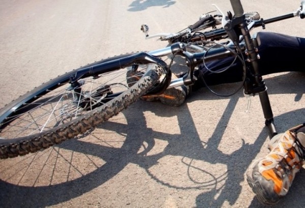 Ребенок выскочил на дорогу из-за припаркованных авто и попал под машину – водитель под следствием Ребенок выскочил на дорогу из-за припаркованных авто и попал под машину – водитель под следствием