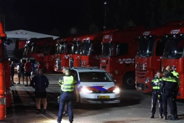 В Нидерландах белорус-дальнобойщик ранил троих коллег и скрылся В Нидерландах белорус-дальнобойщик ранил троих коллег и скрылся