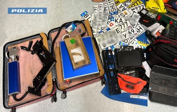 В Италии задержали белорусов по подозрению в «перебивке» угнанных авто В Италии задержали белорусов по подозрению в «перебивке» угнанных авто