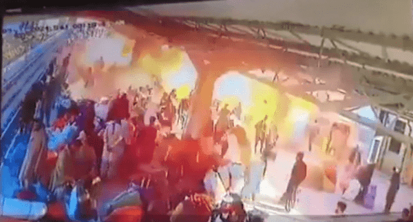 Смертник совершил теракт на вокзале в Пакистане — 21 человек погиб
Смертник совершил теракт на вокзале в Пакистане — 21 человек погиб