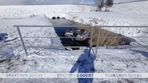 Погиб водитель, который съехал в мелиоративный канал под Брестом Погиб водитель, который съехал в мелиоративный канал под Брестом