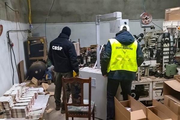 В Польше в табачном рейде задержали 12 человек, в том числе из Беларуси В Польше в табачном рейде задержали 12 человек, в том числе из Беларуси