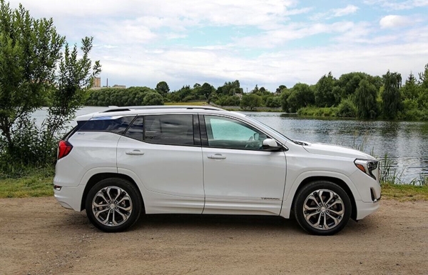 «Она стоила $16 900, но 300 долларов нам сбросили». Белорусы купили внедорожник в автохаусе — остались без денег и машины «Она стоила $16 900, но 300 долларов нам сбросили». Белорусы купили внедорожник в автохаусе — остались без денег и машины