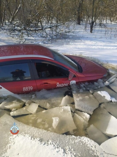 В Гомеле такси выехало на лед и провалилось. Водитель объяснил, как он там оказался В Гомеле такси выехало на лед и провалилось. Водитель объяснил, как он там оказался