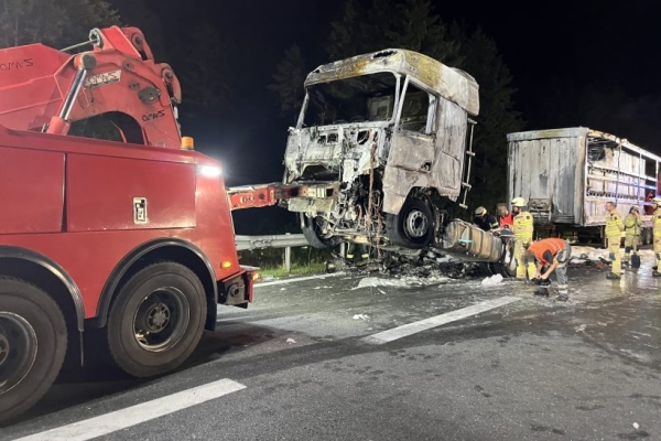 В Австрии тягач белоруса сгорел от попавшего под него мотоцикла В Австрии тягач белоруса сгорел от попавшего под него мотоцикла