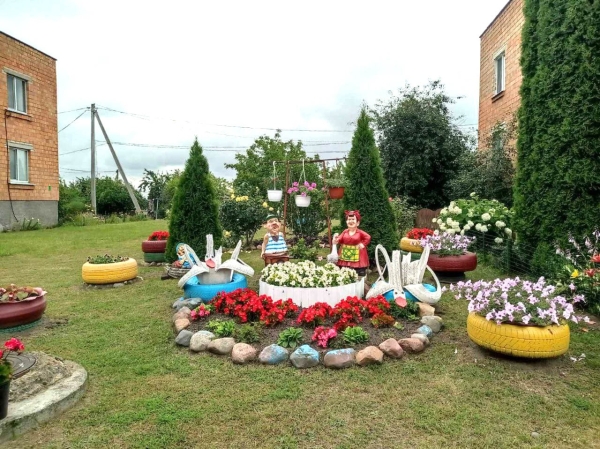 Посмотрите, какую клумбу в Брестской области обустроила семья Посмотрите, какую клумбу в Брестской области обустроила семья