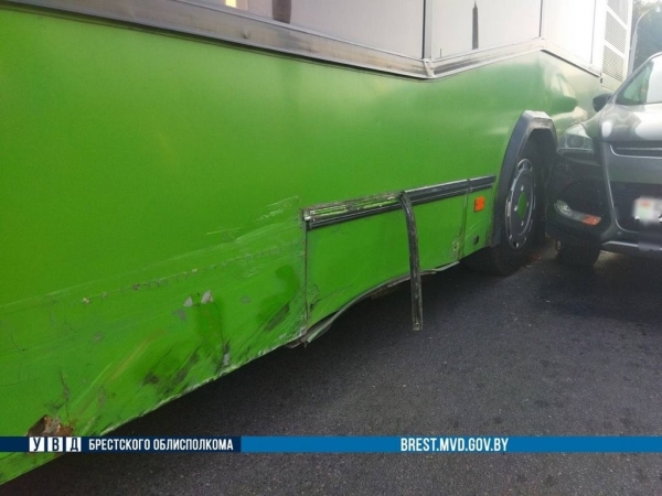 В Бресте в ДТП попал автобус, в котором находилось 15 пассажиров В Бресте в ДТП попал автобус, в котором находилось 15 пассажиров