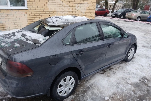 Белорус показал последствия падения снега на его Volkswagen Polo Белорус показал последствия падения снега на его Volkswagen Polo