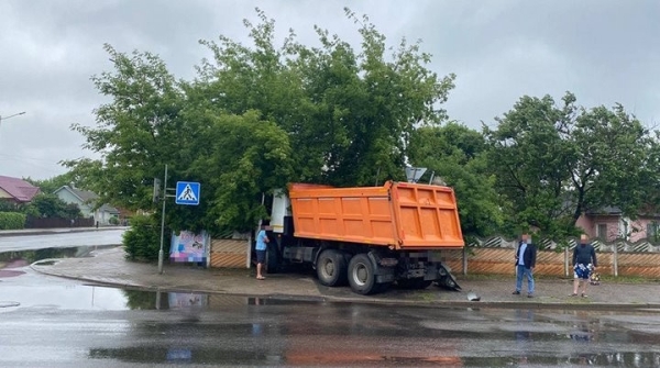Грузовик снес светофор и забор в Барановичах Грузовик снес светофор и забор в Барановичах