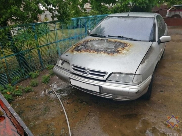 В Ляховичах горел автомобиль В Ляховичах горел автомобиль