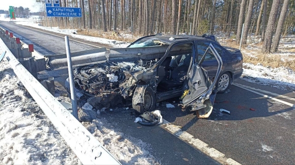 Жуть. В Беларуси водитель врезался в дорожное ограждение, которое пробило авто насквозь Жуть. В Беларуси водитель врезался в дорожное ограждение, которое пробило авто насквозь