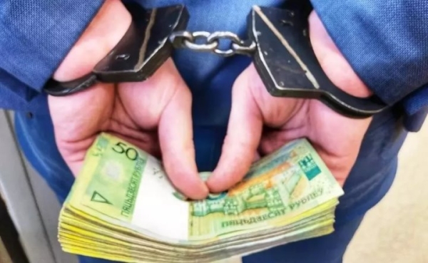 Курьер телефонных мошенников, которому брестчанка передала более 18 тысяч долларов, был задержан правоохранителями в день своего 22-летия Курьер телефонных мошенников, которому брестчанка передала более 18 тысяч долларов, был задержан правоохранителями в день своего 22-летия