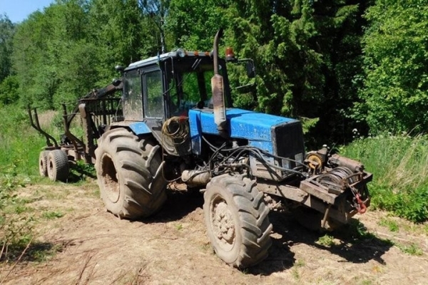 Обиженный пенсионер насыпал наждачной пыли в двигатель чужого трактора, что вывело тот из строя Обиженный пенсионер насыпал наждачной пыли в двигатель чужого трактора, что вывело тот из строя