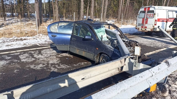 Жуть. В Беларуси водитель врезался в дорожное ограждение, которое пробило авто насквозь Жуть. В Беларуси водитель врезался в дорожное ограждение, которое пробило авто насквозь
